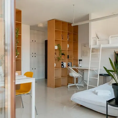 Modern City Centre Studio - Air Conditioning - Near Wroclaw Main Station شقة